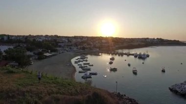 Yunanistan 'ın Chalkidiki kentindeki Nea Fokea yakınlarındaki Kassandra kıyı şeridinin nefes kesici manzarası. Kristal berraklığında turkuaz sular altın kumlu kıyılarla buluşarak mükemmel bir Akdeniz cenneti yaratıyor..