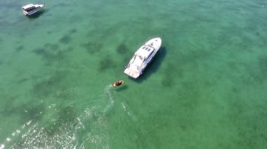 Yunanistan 'ın Chalkidiki kentindeki Karydi Sahili yakınlarındaki Sithonia kıyı şeridinin nefes kesici manzarası. Kristal berraklığında turkuaz sular engebeli kaya oluşumlarıyla birleşerek pitoresk bir Akdeniz cenneti yaratıyor..