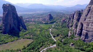 Yunanistan 'ın Meteora kentinin çarpıcı hava görüntüleri, yüksek kaya oluşumlarının tepesinde tünemiş antik manastırları yakalıyor. Altın gün doğumu yeşil tepelerin nefes kesici manzarasını aydınlatıyor.