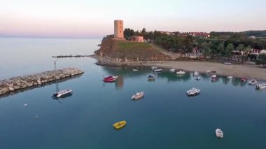 Yunanistan 'ın Chalkidiki kentindeki Nea Fokea yakınlarındaki Kassandra kıyı şeridinin nefes kesici manzarası. Kristal berraklığında turkuaz sular altın kumlu kıyılarla buluşarak mükemmel bir Akdeniz cenneti yaratıyor..