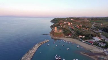 Yunanistan 'ın Chalkidiki kentindeki Nea Fokea yakınlarındaki Kassandra kıyı şeridinin nefes kesici manzarası. Kristal berraklığında turkuaz sular altın kumlu kıyılarla buluşarak mükemmel bir Akdeniz cenneti yaratıyor..
