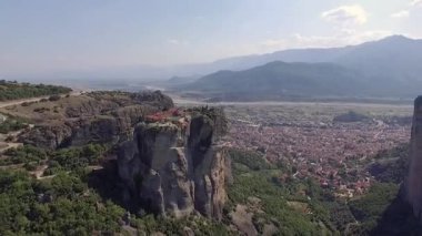 Yunanistan 'ın Meteora kentinin çarpıcı hava görüntüleri, yüksek kaya oluşumlarının tepesinde tünemiş antik manastırları yakalıyor. Altın gün doğumu yeşil tepelerin nefes kesici manzarasını aydınlatıyor.