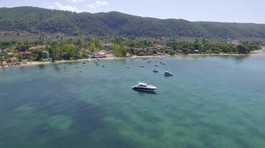 Yunanistan 'ın Chalkidiki kentindeki Karydi Sahili yakınlarındaki Sithonia kıyı şeridinin nefes kesici manzarası. Kristal berraklığında turkuaz sular engebeli kaya oluşumlarıyla birleşerek pitoresk bir Akdeniz cenneti yaratıyor..