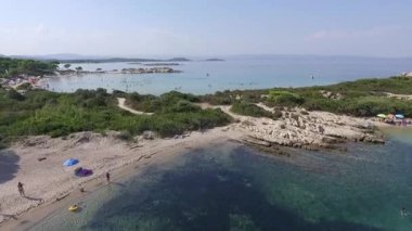 Yunanistan 'ın Chalkidiki kentindeki Karydi Sahili yakınlarındaki Sithonia kıyı şeridinin nefes kesici manzarası. Kristal berraklığında turkuaz sular engebeli kaya oluşumlarıyla birleşerek pitoresk bir Akdeniz cenneti yaratıyor..