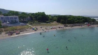 Yunanistan 'ın Chalkidiki kentindeki Karydi Sahili yakınlarındaki Sithonia kıyı şeridinin nefes kesici manzarası. Kristal berraklığında turkuaz sular engebeli kaya oluşumlarıyla birleşerek pitoresk bir Akdeniz cenneti yaratıyor..