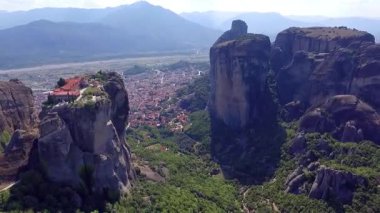 Yunanistan 'ın Meteora kentinin çarpıcı hava görüntüleri, yüksek kaya oluşumlarının tepesinde tünemiş antik manastırları yakalıyor. Altın gün doğumu yeşil tepelerin nefes kesici manzarasını aydınlatıyor.
