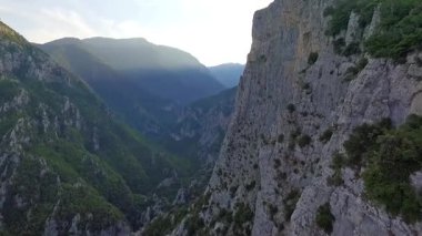 Olimpos Dağı 'nın çarpıcı hava manzarası, Yunanlıların en yüksek zirvesi, mitolojiyle dolu. Görkemli dağı çevreleyen gür ormanlar ve sakin vadiler nefes kesici bir doğal manzara yaratıyor..