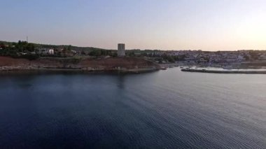 Yunanistan 'ın Chalkidiki kentindeki Nea Fokea yakınlarındaki Kassandra kıyı şeridinin nefes kesici manzarası. Kristal berraklığında turkuaz sular altın kumlu kıyılarla buluşarak mükemmel bir Akdeniz cenneti yaratıyor..