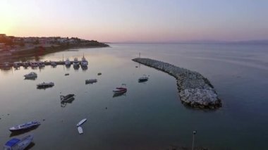 Yunanistan 'ın Chalkidiki kentindeki Nea Fokea yakınlarındaki Kassandra kıyı şeridinin nefes kesici manzarası. Kristal berraklığında turkuaz sular altın kumlu kıyılarla buluşarak mükemmel bir Akdeniz cenneti yaratıyor..