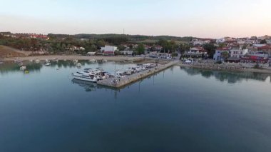 Yunanistan 'ın Chalkidiki kentindeki Nea Fokea yakınlarındaki Kassandra kıyı şeridinin nefes kesici manzarası. Kristal berraklığında turkuaz sular altın kumlu kıyılarla buluşarak mükemmel bir Akdeniz cenneti yaratıyor..