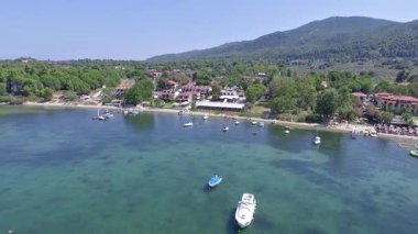 Yunanistan 'ın Chalkidiki kentindeki Karydi Sahili yakınlarındaki Sithonia kıyı şeridinin nefes kesici manzarası. Kristal berraklığında turkuaz sular engebeli kaya oluşumlarıyla birleşerek pitoresk bir Akdeniz cenneti yaratıyor..