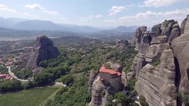 Yunanistan 'ın Meteora kentinin çarpıcı hava görüntüleri, yüksek kaya oluşumlarının tepesinde tünemiş antik manastırları yakalıyor. Altın gün doğumu yeşil tepelerin nefes kesici manzarasını aydınlatıyor.