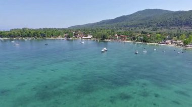 Yunanistan 'ın Chalkidiki kentindeki Karydi Sahili yakınlarındaki Sithonia kıyı şeridinin nefes kesici manzarası. Kristal berraklığında turkuaz sular engebeli kaya oluşumlarıyla birleşerek pitoresk bir Akdeniz cenneti yaratıyor..