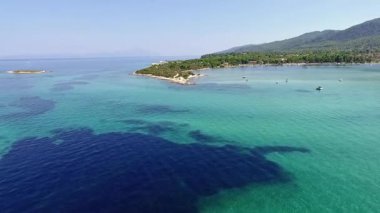 Yunanistan 'ın Chalkidiki kentindeki Karydi Sahili yakınlarındaki Sithonia kıyı şeridinin nefes kesici manzarası. Kristal berraklığında turkuaz sular engebeli kaya oluşumlarıyla birleşerek pitoresk bir Akdeniz cenneti yaratıyor..