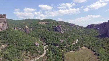 Yunanistan 'ın Meteora kentinin çarpıcı hava görüntüleri, yüksek kaya oluşumlarının tepesinde tünemiş antik manastırları yakalıyor. Altın gün doğumu yeşil tepelerin nefes kesici manzarasını aydınlatıyor.