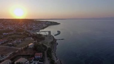 Yunanistan 'ın Chalkidiki kentindeki Nea Fokea yakınlarındaki Kassandra kıyı şeridinin nefes kesici manzarası. Kristal berraklığında turkuaz sular altın kumlu kıyılarla buluşarak mükemmel bir Akdeniz cenneti yaratıyor..