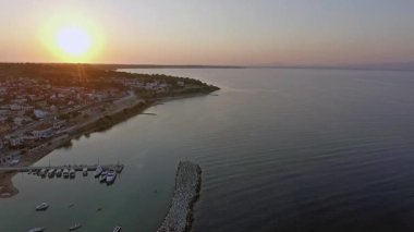 Yunanistan 'ın Chalkidiki kentindeki Nea Fokea yakınlarındaki Kassandra kıyı şeridinin nefes kesici manzarası. Kristal berraklığında turkuaz sular altın kumlu kıyılarla buluşarak mükemmel bir Akdeniz cenneti yaratıyor..