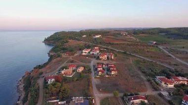 Yunanistan 'ın Chalkidiki kentindeki Nea Fokea yakınlarındaki Kassandra kıyı şeridinin nefes kesici manzarası. Kristal berraklığında turkuaz sular altın kumlu kıyılarla buluşarak mükemmel bir Akdeniz cenneti yaratıyor..