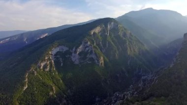 Olimpos Dağı 'nın çarpıcı hava manzarası, Yunanlıların en yüksek zirvesi, mitolojiyle dolu. Görkemli dağı çevreleyen gür ormanlar ve sakin vadiler nefes kesici bir doğal manzara yaratıyor..