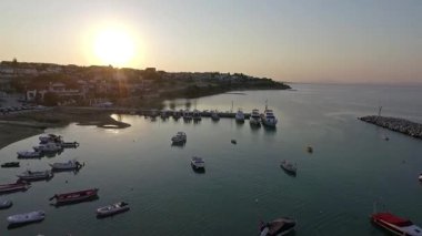 Yunanistan 'ın Chalkidiki kentindeki Nea Fokea yakınlarındaki Kassandra kıyı şeridinin nefes kesici manzarası. Kristal berraklığında turkuaz sular altın kumlu kıyılarla buluşarak mükemmel bir Akdeniz cenneti yaratıyor..