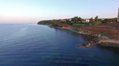 Yunanistan 'ın Chalkidiki kentindeki Nea Fokea yakınlarındaki Kassandra kıyı şeridinin nefes kesici manzarası. Kristal berraklığında turkuaz sular altın kumlu kıyılarla buluşarak mükemmel bir Akdeniz cenneti yaratıyor..