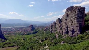 Yunanistan 'ın Meteora kentinin çarpıcı hava görüntüleri, yüksek kaya oluşumlarının tepesinde tünemiş antik manastırları yakalıyor. Altın gün doğumu yeşil tepelerin nefes kesici manzarasını aydınlatıyor.