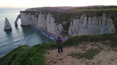 Etretat 'ın ikonik tebeşir kayalıkları ve turkuaz suları güneş ışığı altında parlayarak Normandiya' nın doğal güzelliğini ve huzurlu sahil şeridini gözler önüne seriyor..