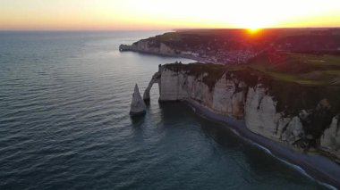 Etretat 'ın ikonik tebeşir kayalıkları ve turkuaz suları güneş ışığı altında parlayarak Normandiya' nın doğal güzelliğini ve huzurlu sahil şeridini gözler önüne seriyor..