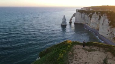 Etretat 'ın ikonik tebeşir kayalıkları ve turkuaz suları güneş ışığı altında parlayarak Normandiya' nın doğal güzelliğini ve huzurlu sahil şeridini gözler önüne seriyor..