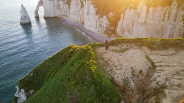 Etretat 'ın ikonik tebeşir kayalıkları ve turkuaz suları güneş ışığı altında parlayarak Normandiya' nın doğal güzelliğini ve huzurlu sahil şeridini gözler önüne seriyor..