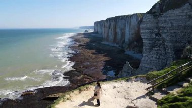 Etretat 'ın ikonik tebeşir kayalıkları ve turkuaz suları güneş ışığı altında parlayarak Normandiya' nın doğal güzelliğini ve huzurlu sahil şeridini gözler önüne seriyor..