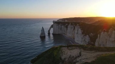 Etretat 'ın ikonik tebeşir kayalıkları ve turkuaz suları güneş ışığı altında parlayarak Normandiya' nın doğal güzelliğini ve huzurlu sahil şeridini gözler önüne seriyor..