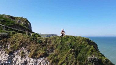 Etretat 'ın ikonik tebeşir kayalıkları ve turkuaz suları güneş ışığı altında parlayarak Normandiya' nın doğal güzelliğini ve huzurlu sahil şeridini gözler önüne seriyor..