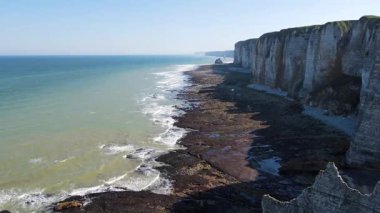 Etretat 'ın ikonik tebeşir kayalıkları ve turkuaz suları güneş ışığı altında parlayarak Normandiya' nın doğal güzelliğini ve huzurlu sahil şeridini gözler önüne seriyor..