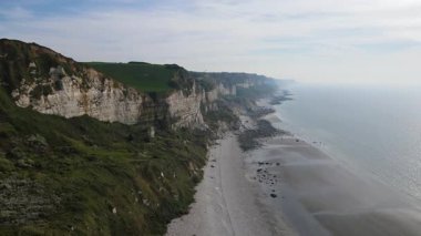 Huzurlu dalgalar, Fransa 'nın Normandiya kıyılarında sakin bir sahil olan Plage du Fourquet' in kumlu kıyılarıyla buluşur. Sessiz yansıma ve doğal güzellik için mükemmeldir..