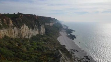 Huzurlu dalgalar, Fransa 'nın Normandiya kıyılarında sakin bir sahil olan Plage du Fourquet' in kumlu kıyılarıyla buluşur. Sessiz yansıma ve doğal güzellik için mükemmeldir..