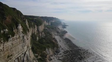 Huzurlu dalgalar, Fransa 'nın Normandiya kıyılarında sakin bir sahil olan Plage du Fourquet' in kumlu kıyılarıyla buluşur. Sessiz yansıma ve doğal güzellik için mükemmeldir..