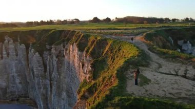 Etretat 'ın ikonik tebeşir kayalıkları ve turkuaz suları güneş ışığı altında parlayarak Normandiya' nın doğal güzelliğini ve huzurlu sahil şeridini gözler önüne seriyor..