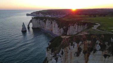 Etretat 'ın ikonik tebeşir kayalıkları ve turkuaz suları güneş ışığı altında parlayarak Normandiya' nın doğal güzelliğini ve huzurlu sahil şeridini gözler önüne seriyor..