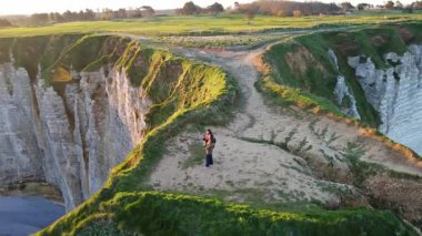 Etretat 'ın ikonik tebeşir kayalıkları ve turkuaz suları güneş ışığı altında parlayarak Normandiya' nın doğal güzelliğini ve huzurlu sahil şeridini gözler önüne seriyor..