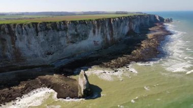 Etretat 'ın ikonik tebeşir kayalıkları ve turkuaz suları güneş ışığı altında parlayarak Normandiya' nın doğal güzelliğini ve huzurlu sahil şeridini gözler önüne seriyor..
