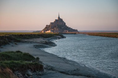 Mont Saint-Michel 'in tarihi manastırı Normandiya açıklarındaki bir gelgit adasında yükseliyor. UNESCO Dünya Mirası Alanı.