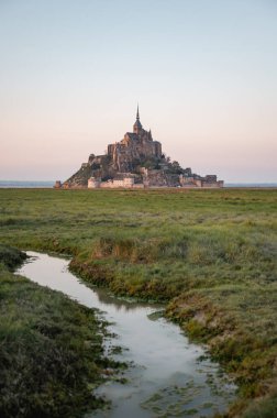 Mont Saint-Michel 'in tarihi manastırı Normandiya açıklarındaki bir gelgit adasında yükseliyor. UNESCO Dünya Mirası Alanı.