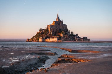 Mont Saint-Michel 'in tarihi manastırı Normandiya açıklarındaki bir gelgit adasında yükseliyor. UNESCO Dünya Mirası Alanı.