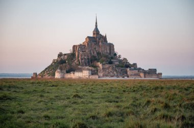 Mont Saint-Michel 'in tarihi manastırı Normandiya açıklarındaki bir gelgit adasında yükseliyor. UNESCO Dünya Mirası Alanı.