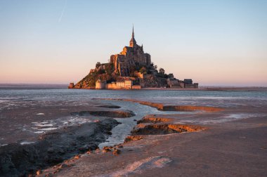 Mont Saint-Michel 'in tarihi manastırı Normandiya açıklarındaki bir gelgit adasında yükseliyor. UNESCO Dünya Mirası Alanı.