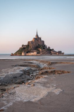 Mont Saint-Michel 'in tarihi manastırı Normandiya açıklarındaki bir gelgit adasında yükseliyor. UNESCO Dünya Mirası Alanı.