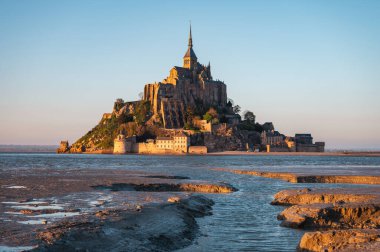 Mont Saint-Michel 'in tarihi manastırı Normandiya açıklarındaki bir gelgit adasında yükseliyor. UNESCO Dünya Mirası Alanı.