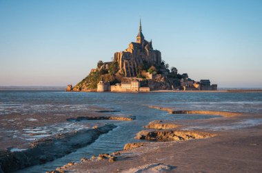 Mont Saint-Michel 'in tarihi manastırı Normandiya açıklarındaki bir gelgit adasında yükseliyor. UNESCO Dünya Mirası Alanı.