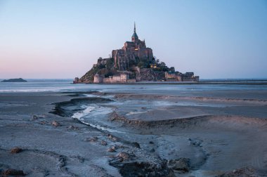 Mont Saint-Michel 'in tarihi manastırı Normandiya açıklarındaki bir gelgit adasında yükseliyor. UNESCO Dünya Mirası Alanı.
